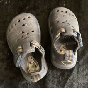 Baby size 4 Place rubber, plastic shoes.